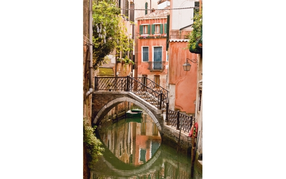 Фотообои FTP-2-04-00029 Каналы во дворах Венеции, старая Италия