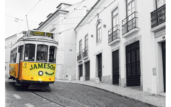 Фотообои FTL-04-00031 Мчащийся по улице желтый трамвай, черно-белые