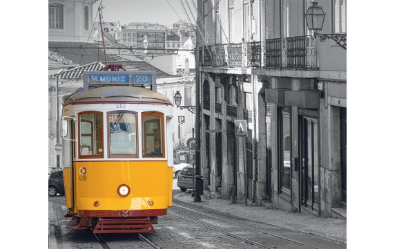Фотообои FTX-04-00002 Желтый трамвай на улице старого города, черно-белый стиль