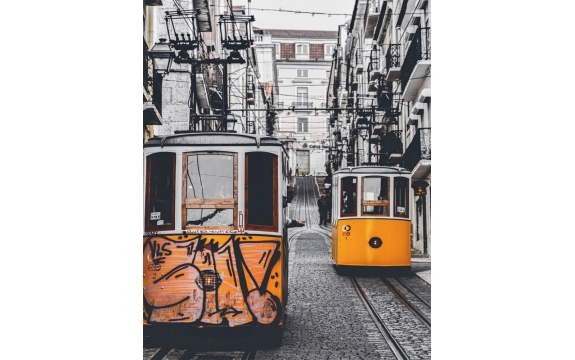 Фотообои FTVV-02-00016 В трамвае по Лиссабону, черно-белая улица города