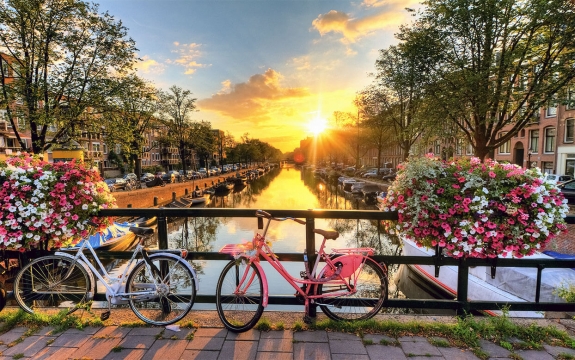 Фотообои FTXL-04-00006 Город Амстердам на закате, набережная с велосипедами