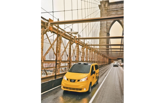 Фотообои FTVV-11-00001 Автомобиль на Бруклинском мосту в Нью-Йорке