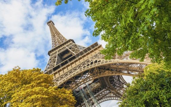 Фотообои FTXL-04-00019 Вид на Эйфелеву башню из осеннего парка, романтичный Париж
