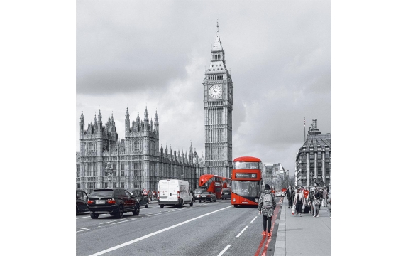 Фотообои FTP-3-02-00019 Улица Лондона в черно-белых тонах и красный автобус