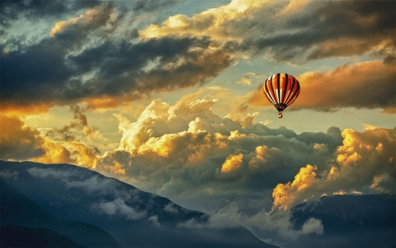 Фотообои FTXL-01-00091 Воздушный шар на фоне закатных облаков в горах