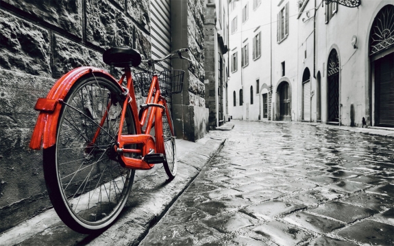 Фотообои FTXL-04-00029 Красный велосипед на улице старого города
