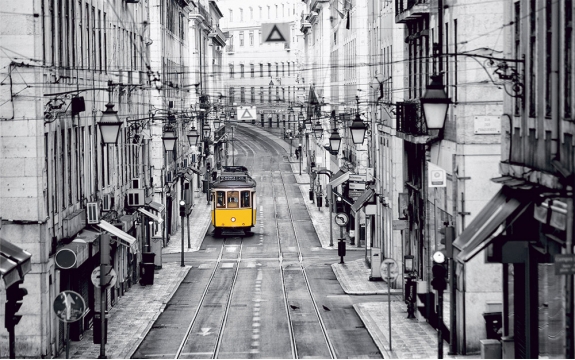 Фотообои FTXL-02-00026 Черно-белый город и желтый трамвай Лиссабона